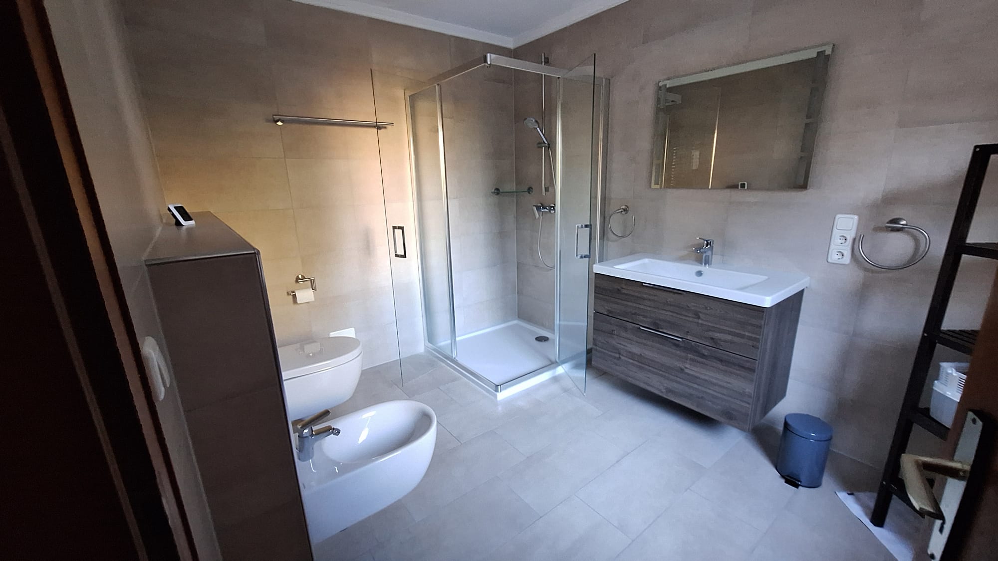 Großes Bad mit Dusche und Doppelwaschbecken