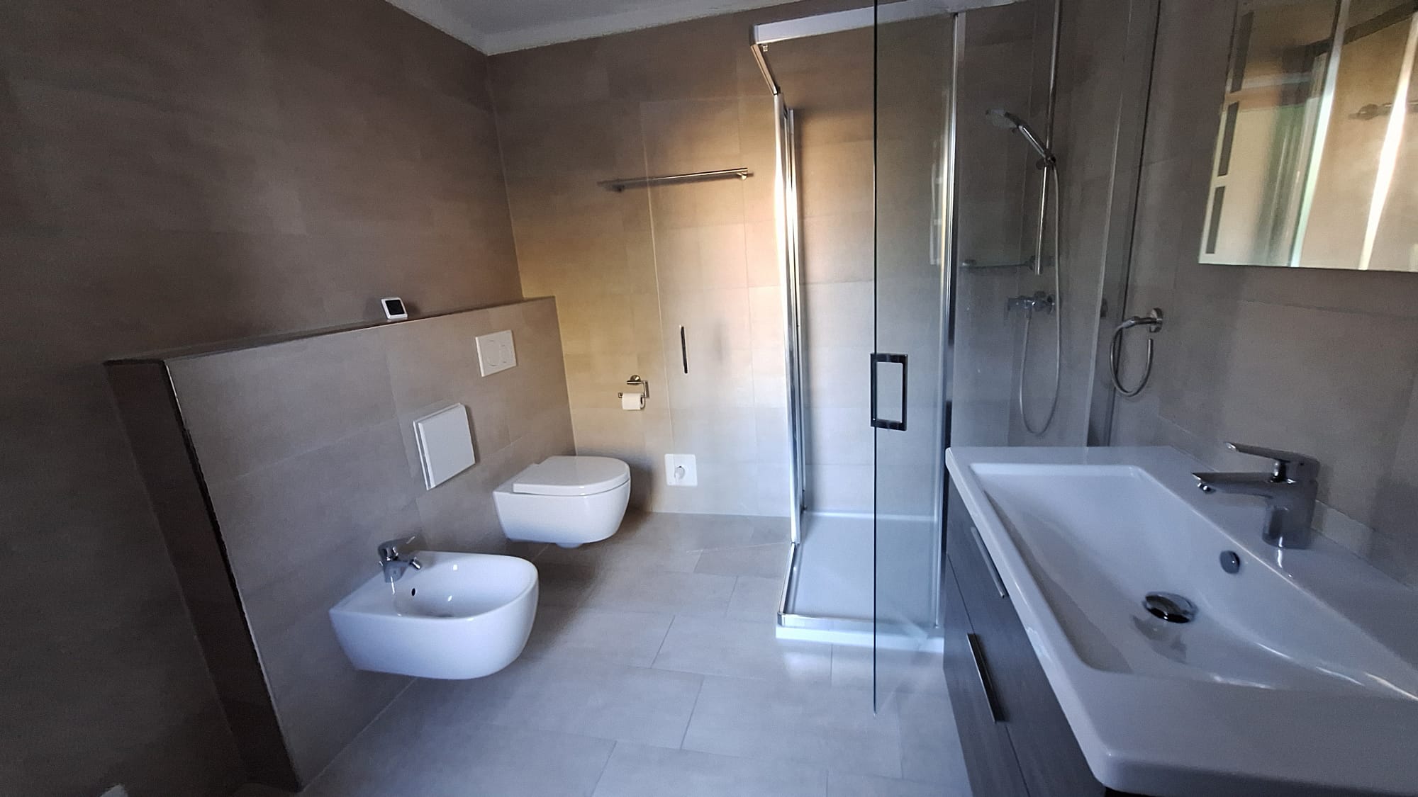 Bad mit Dusche und Waschtisch